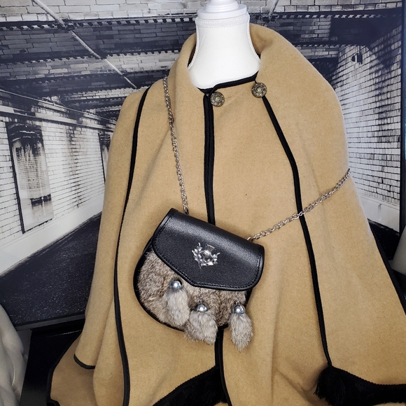 Cape in Burberry Fashion - Picture 12 of 12